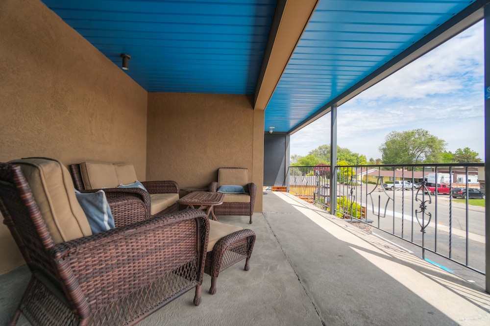 Blue Lakes Inn & Extended Stay