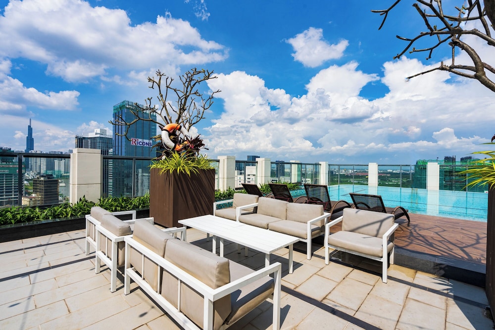 The Rixx Madison Tower With Pool and Gym