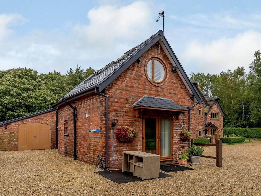 Knutsford Vacations - Charming 2-bed Cottage, Beautiful Views, Knutsford - Property Image 1