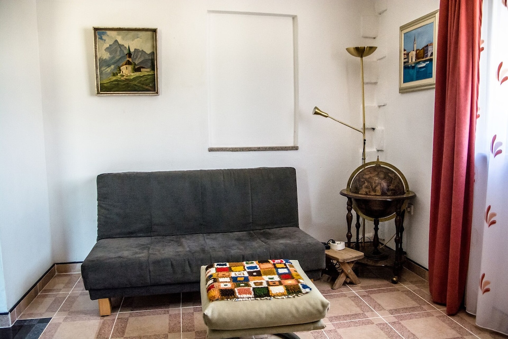 Apartment 1981 view 3