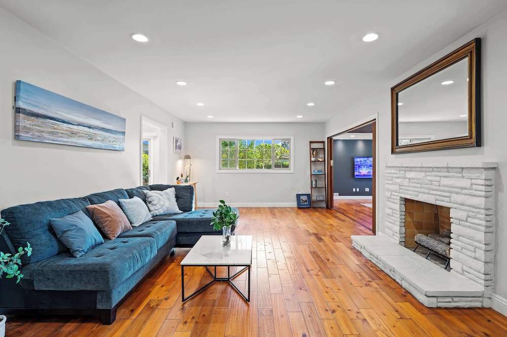 Luxury Estate With Sparkling Pool & Elegant Amenities