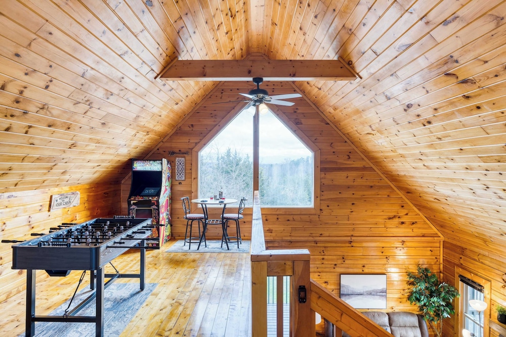 Mountains are Calling by Avantstay Sleeps 8 Hot Tub + Game Loft Located in Douglas Lake Resort