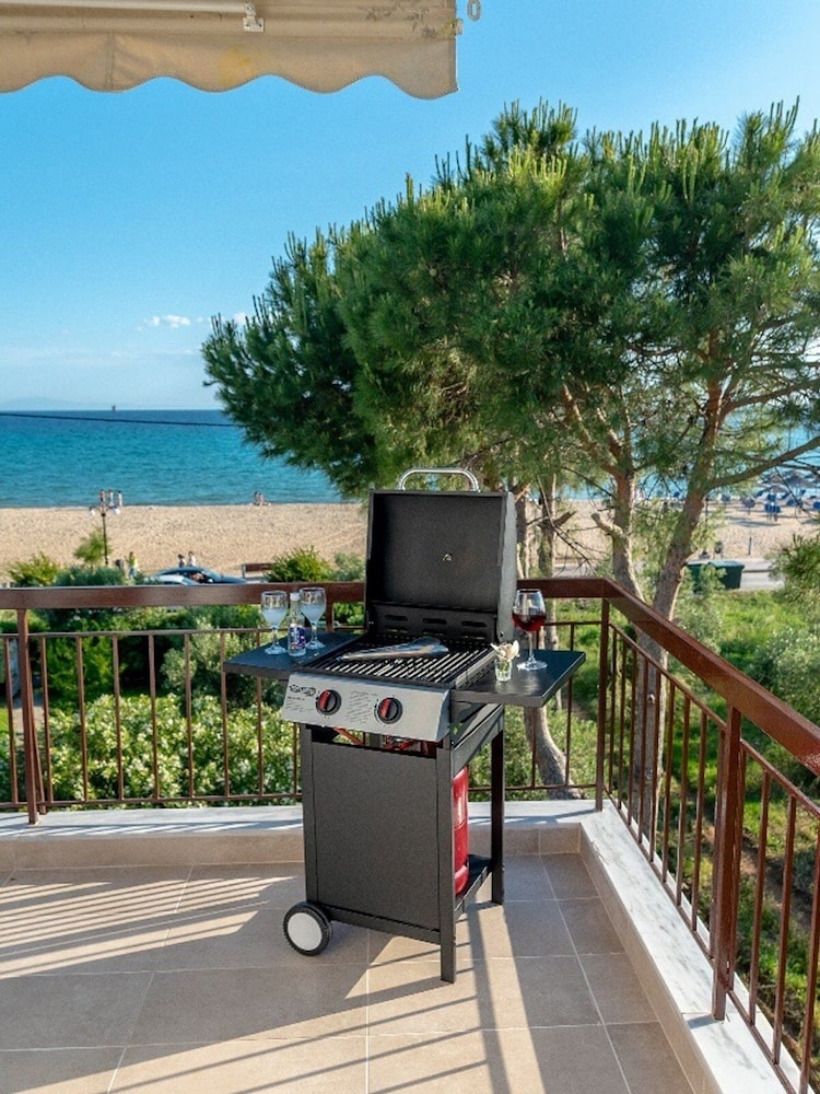 Dimi Seafront Partment by Rentals Pro