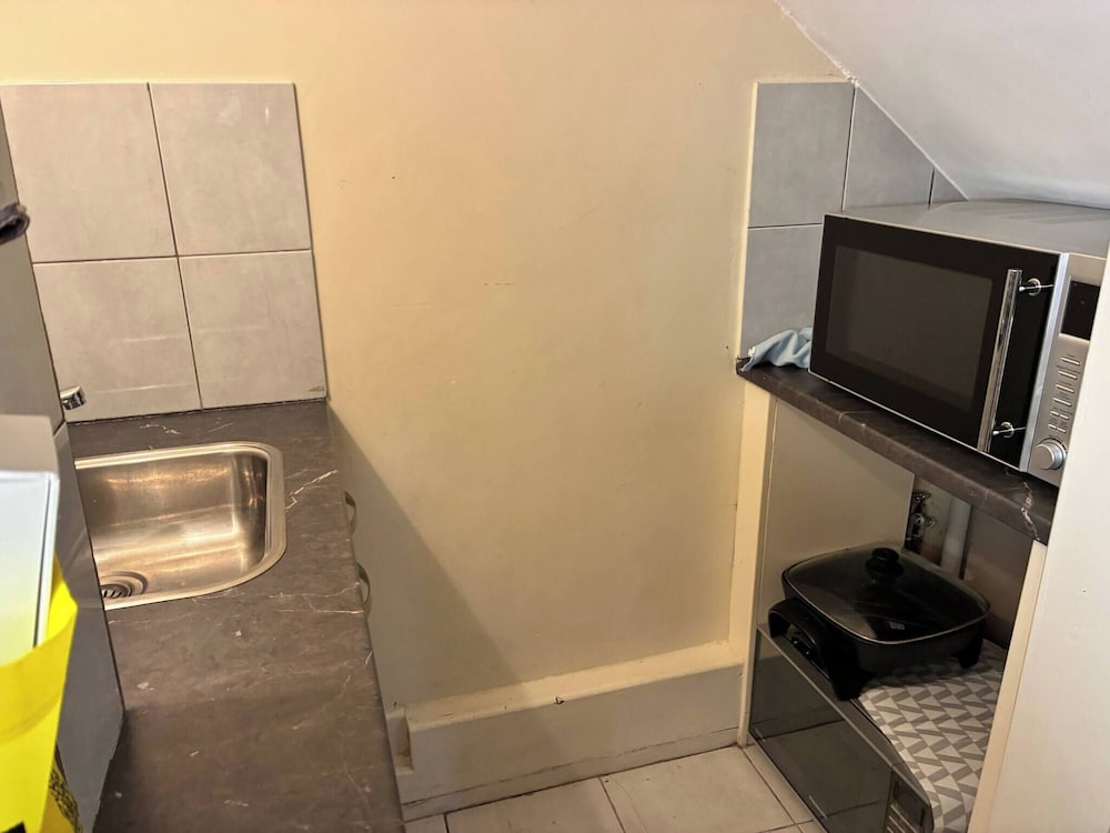 Cozy Tusmore Apartment With Private Garden City View Near Burnside Village Mall