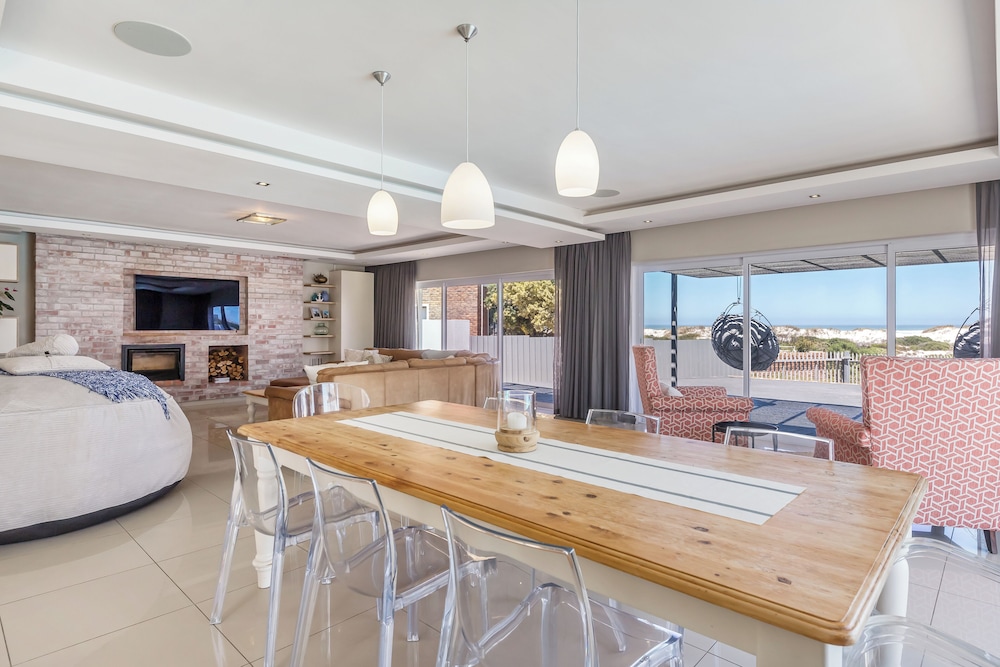 Beachfront, Private Pool, Pizza Oven, Pool Table, Fast Internet, Family Friendly
