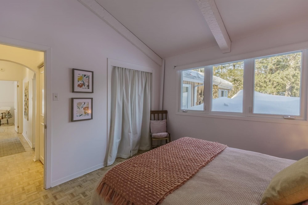 The Otter Lakehouse - Beautiful Cottage on the Lake With Lake Sports Included