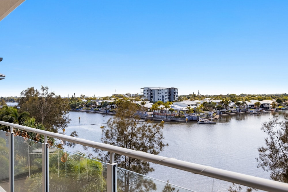 Birtinya 1-bed With Canal Views and Pool