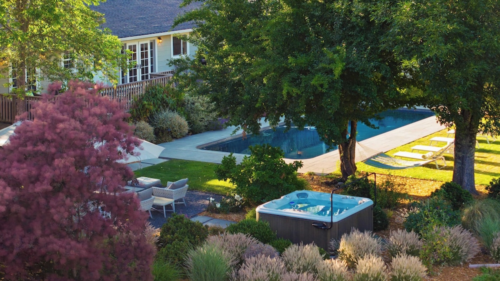 Glen Ellen Escape 5BR Retreat w/ Pool, Hot Tub, Hammocks & Vineyard Views