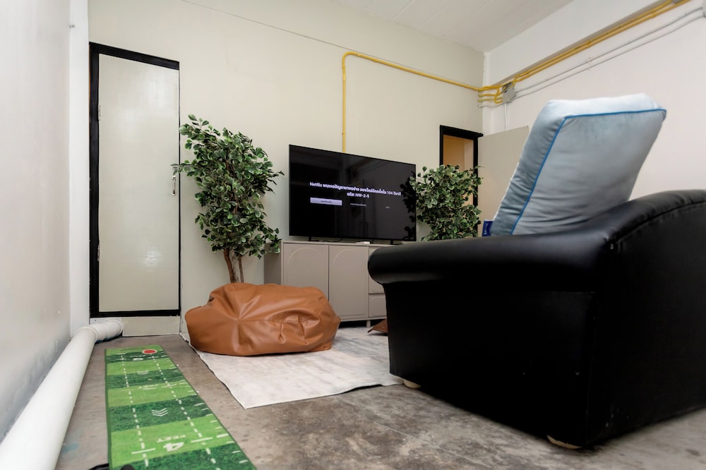 Nomad Plus Life Hostel Pattaya