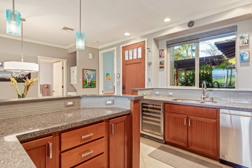 Ground Floor - Gorgeous View of Mauna Kea - Concierge - Nearby Beach - Vrkcv