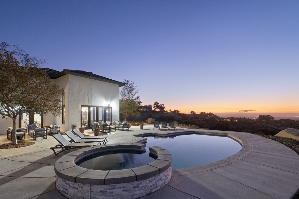 Chateau Evie James -high End Luxury Home W/pool,hot Tub,gameroom 5 Bedroom Home by RedAwning