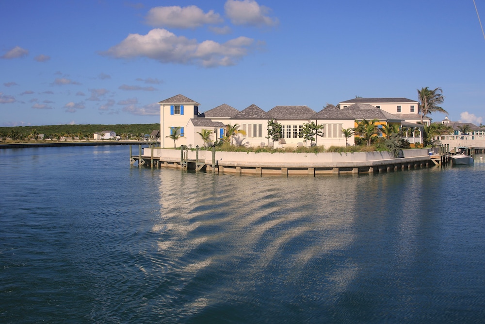 The Sandpiper Inn & Cottages