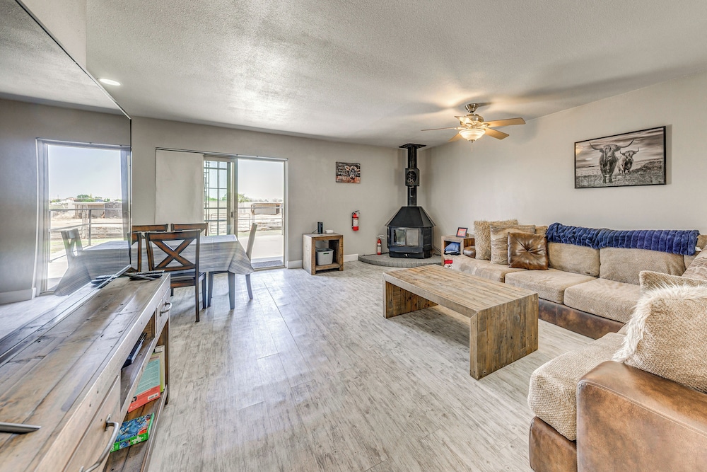 4 Mi to Museums: Roswell Getaway w/ Game Room!