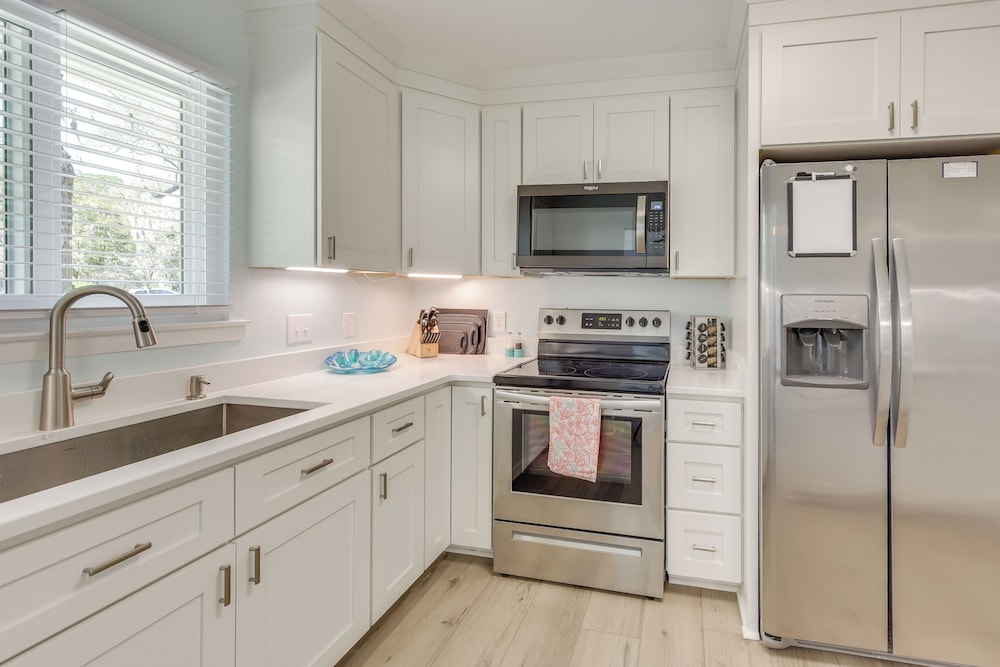5 Mi to Dtwn Beaufort: Home w/ Screened-in Patio