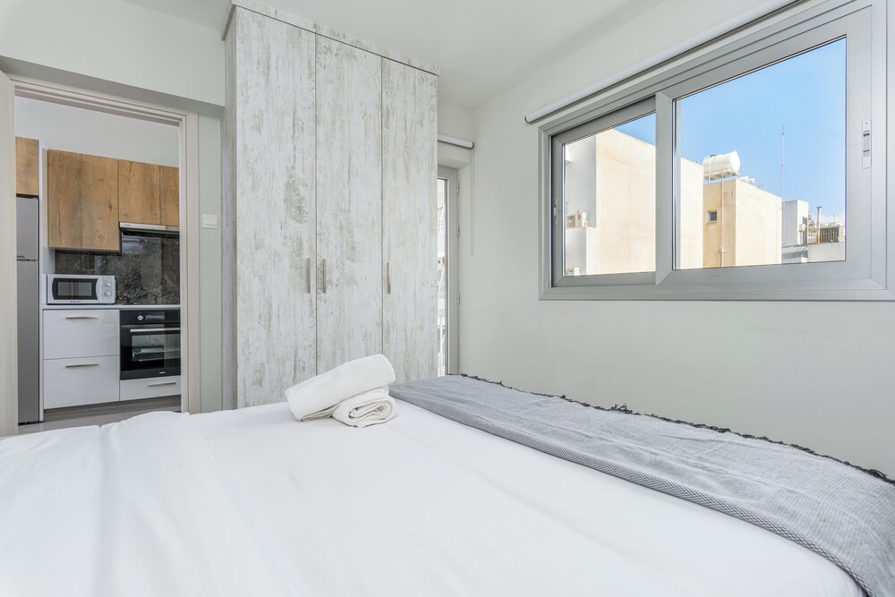 Amore 2-BR Apt By Finikoudes