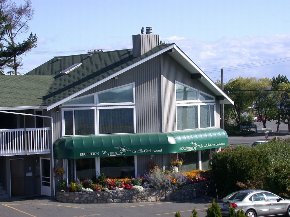 The Cedarwood Inn & Suites
