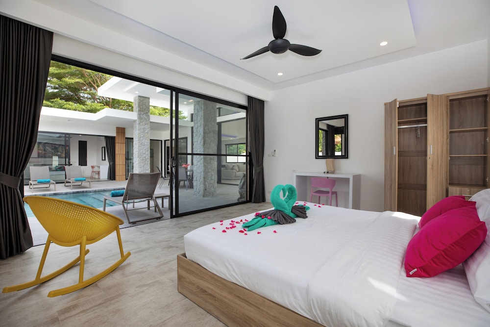 Modern 5 Bedrooms Pool Villa Curtis