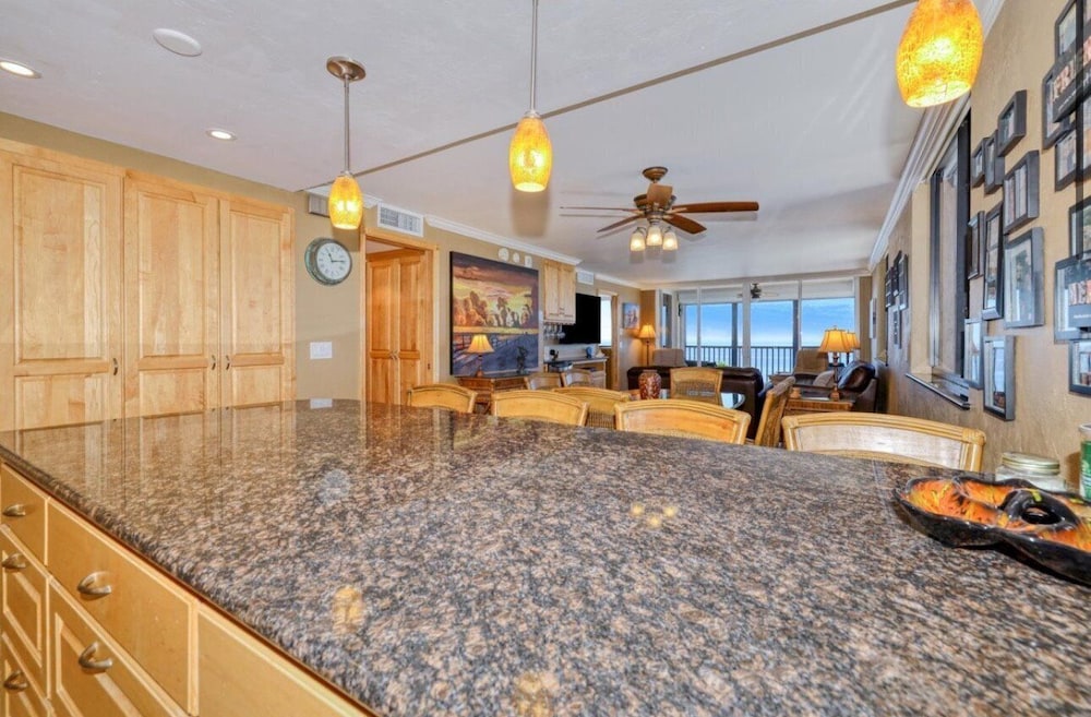 Caper Beach Club 1005