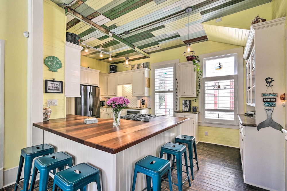 Historic Galveston Hideaway, Walk to the Beach!