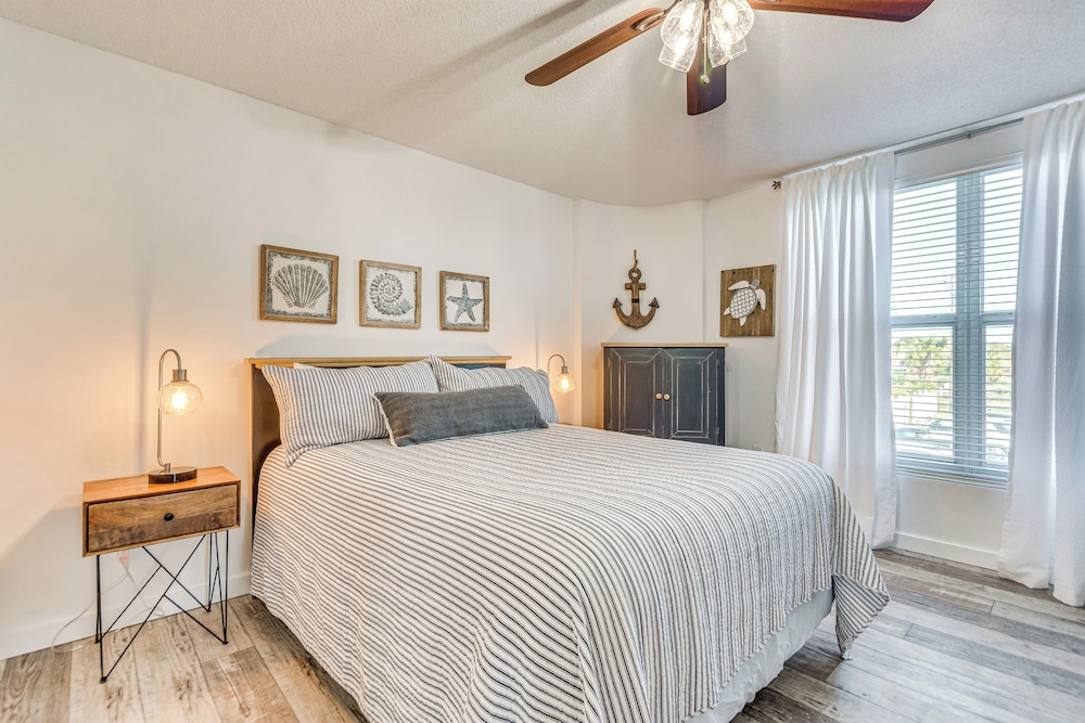 Waterfront Fort Walton Beach Condo: Pool Access!