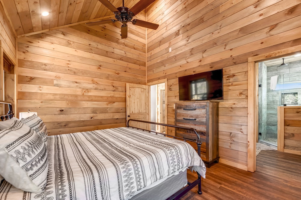 Jerne Ridge 7 Bedroom Cabin view 3