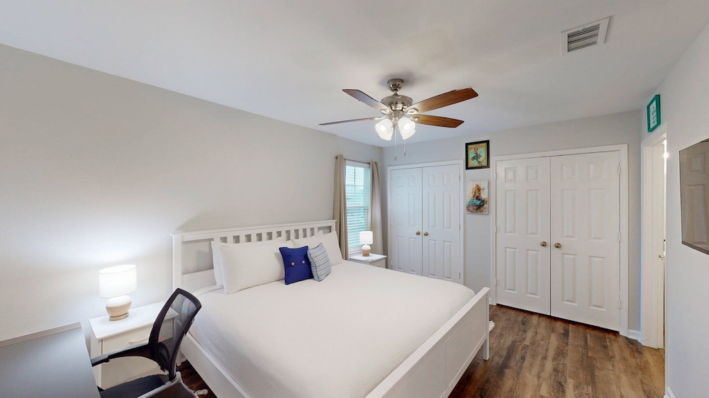 Charming 2BR Condo w/ Private Balcony in Gulf Shores, Pool, Hot Tub