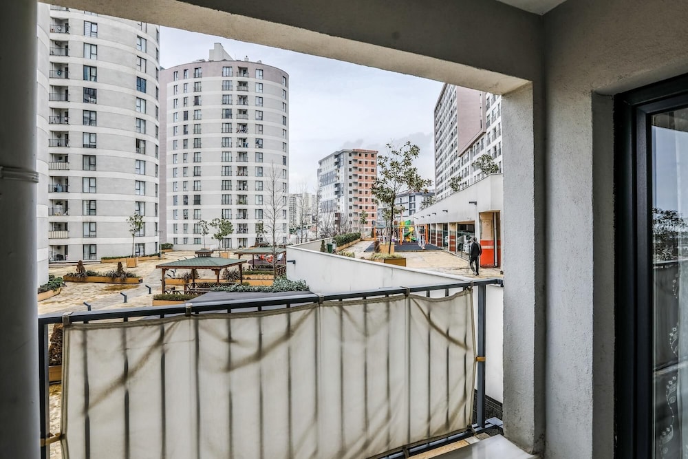2 1 Modern Flat With Balcony in Tuzla view 4