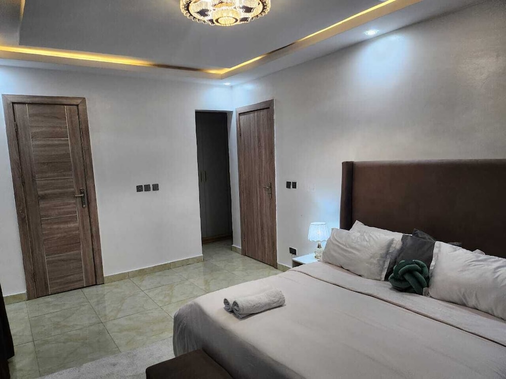 Charming 2- Bedroom Duplex