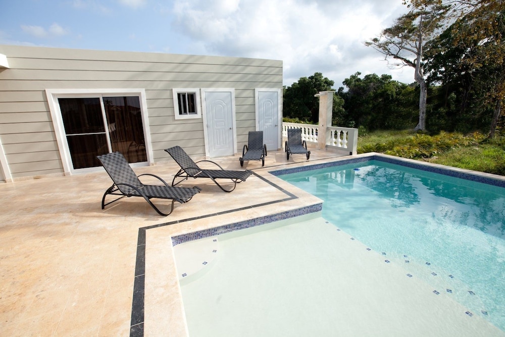 Stylish 3 bedroom w/ covered BBQ area by the pool
