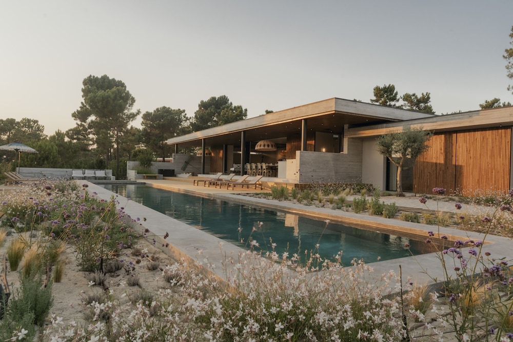 CL M Villa Retreat by Cadenzalux