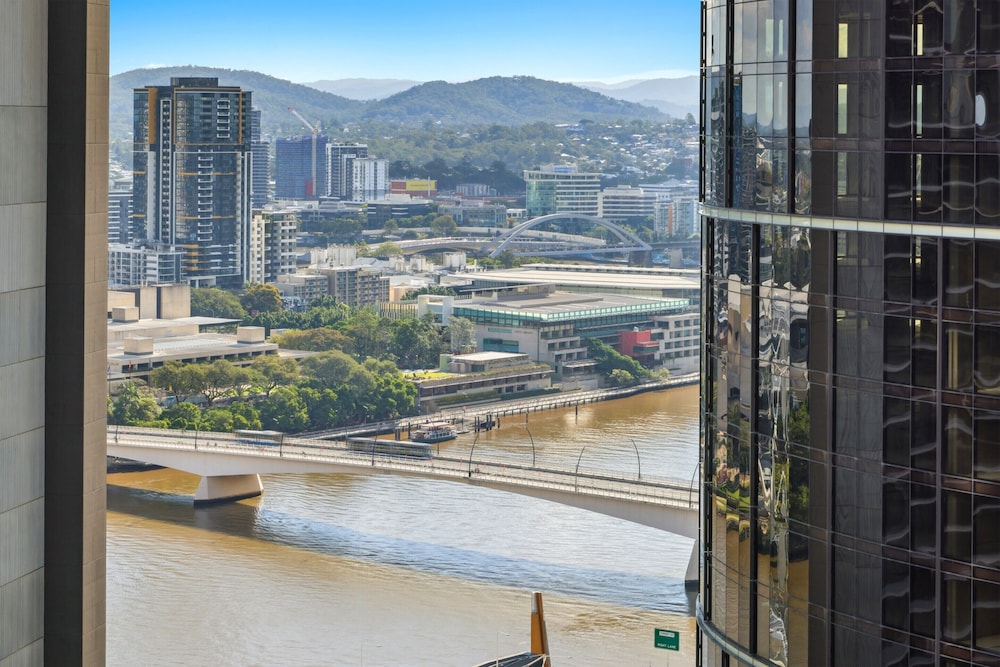 Brisbane 1BR With Pool, Spa, Sauna and Balcony
