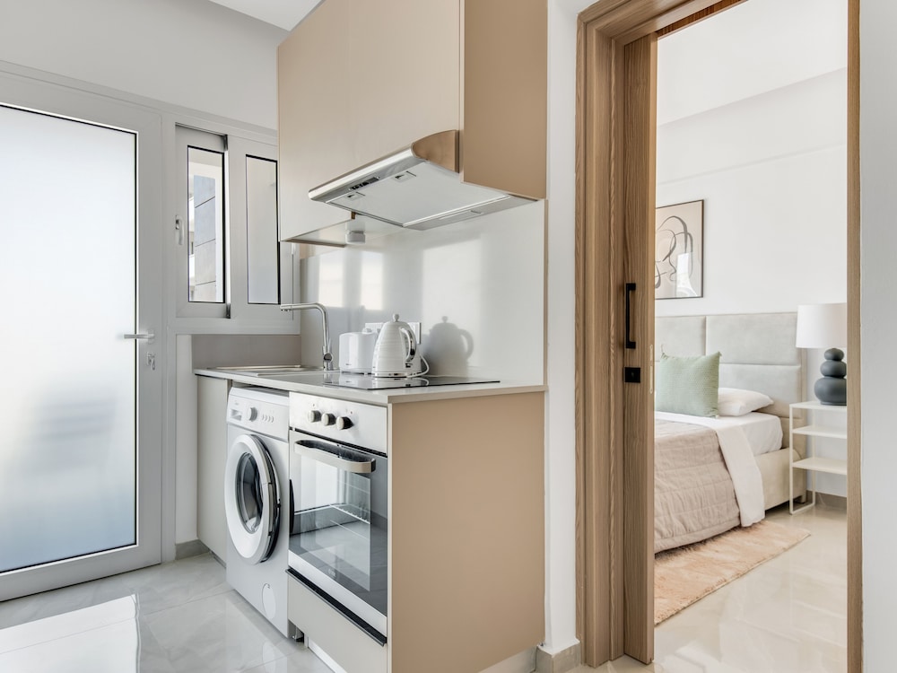 Sanders Crystal - Inviting  2-bdr Apt w Balcony view 2