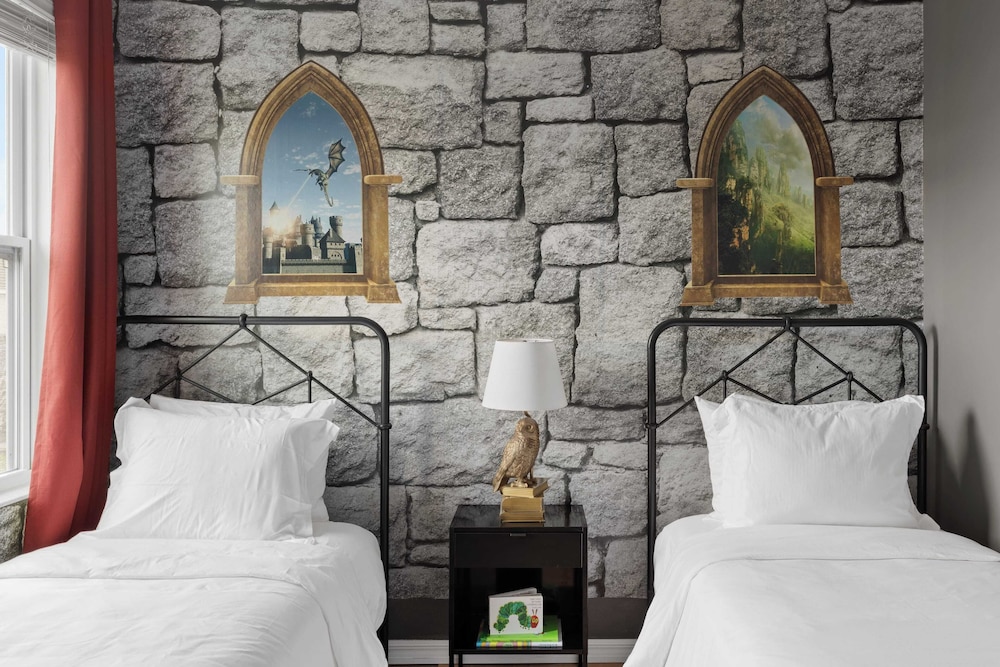 Sleeps 18! Solterra Resort, Pool, Gameroom, Themed Bdrs Broad Oak by Avantstay