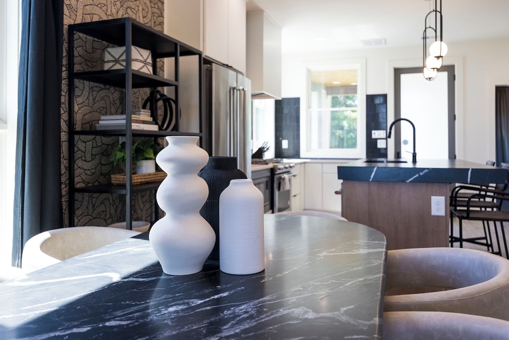 Elevate - Modern Luxury - Stunning City Views
