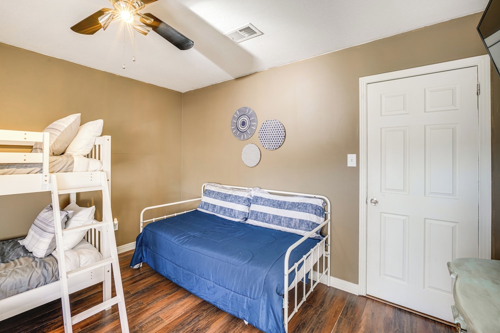 2 Mi to Gulfport Beaches: Poolside Paradise!