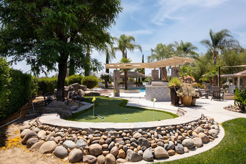 Villa Verdot by Avantstay Spectacular 6 BR Estate w Pool Hot Tub Tennis B-ball Courts
