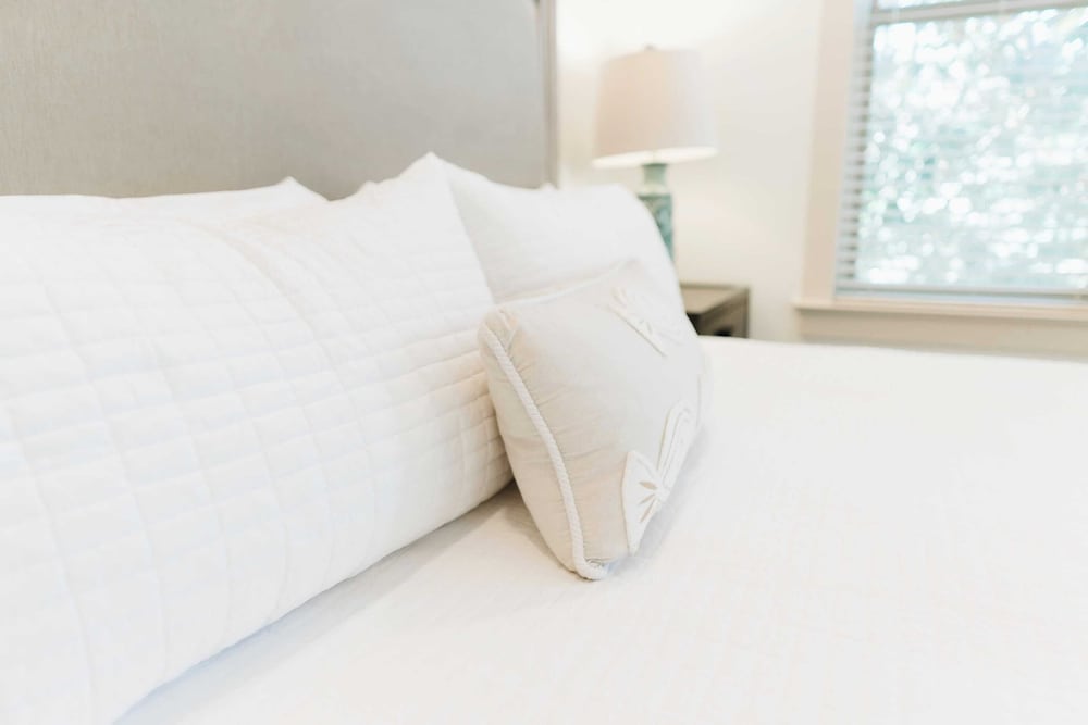 5 Mins to Beach, Shared Pool, Covered Deck, Bikes Heron Cottage by Avantstay