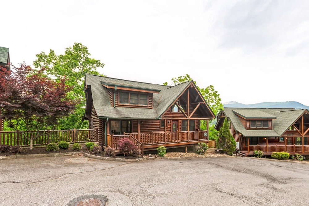 Summit View Way Resort Cabin w Hot Tub Deck w Views Pool Table