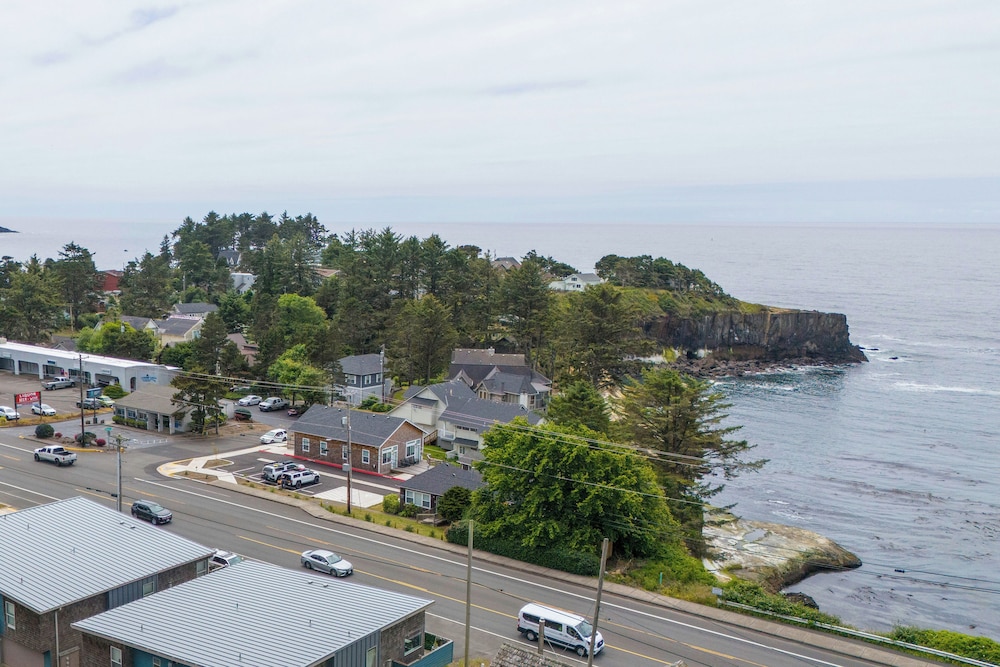 Steps to Pirate Cove: Oregon Coast Condo w/ View