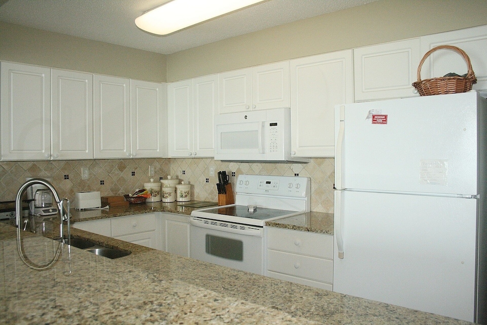 Sunrise Pointe 11f 3 Bedroom Condo by RedAwning