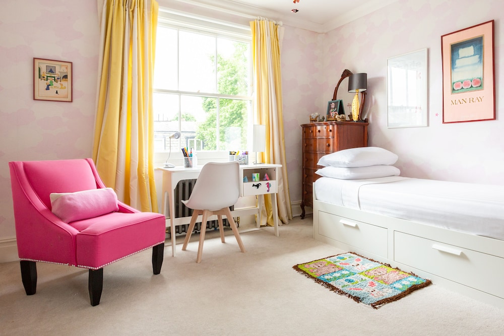 Warwick Gardens II by Onefinestay