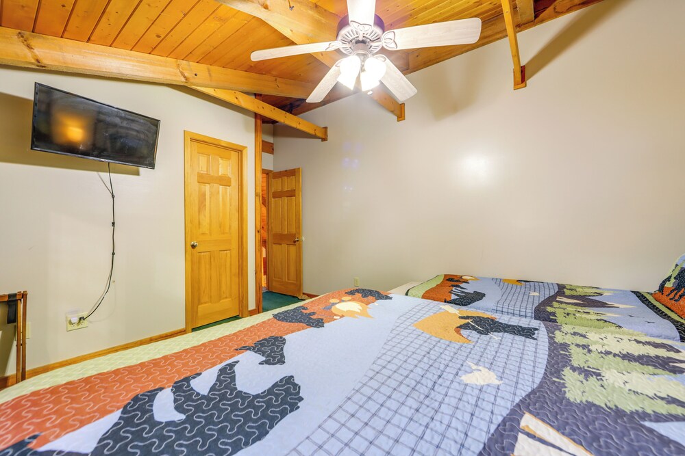 Family Log Cabin w/ Mtn Views, 2 Mi to Tube World!