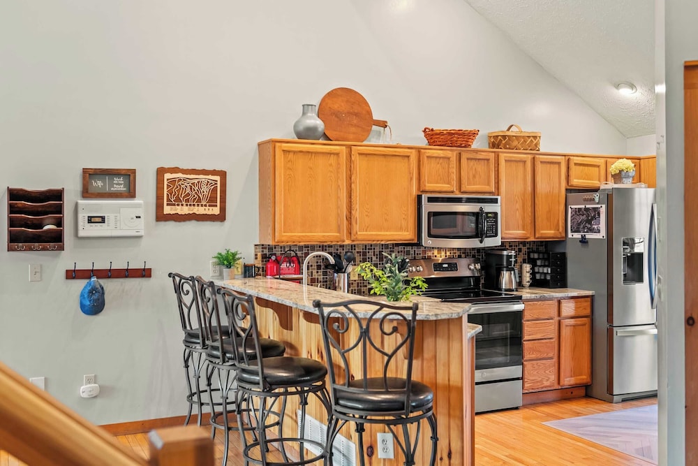Mountain Escape With Game Room, Balcony & Stunning Views in the Poconos Christina