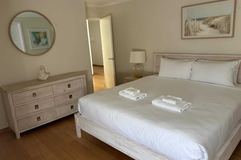 Beautiful 3BR Beachside Apt in Cottesloe!