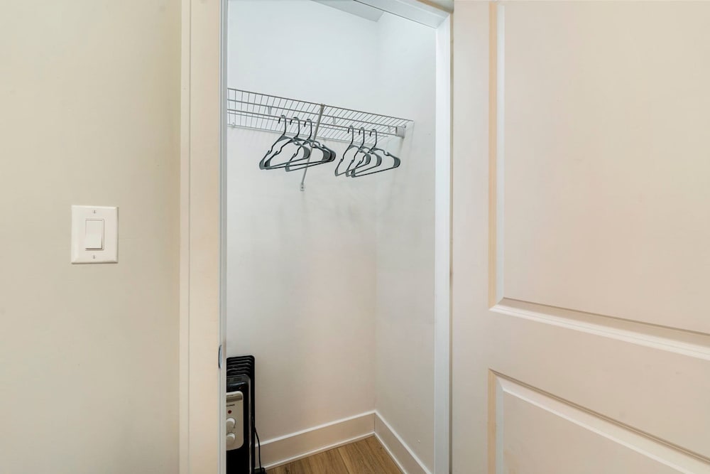 Spacious Pilsen 4 Bed 4 Bath Family Retreat