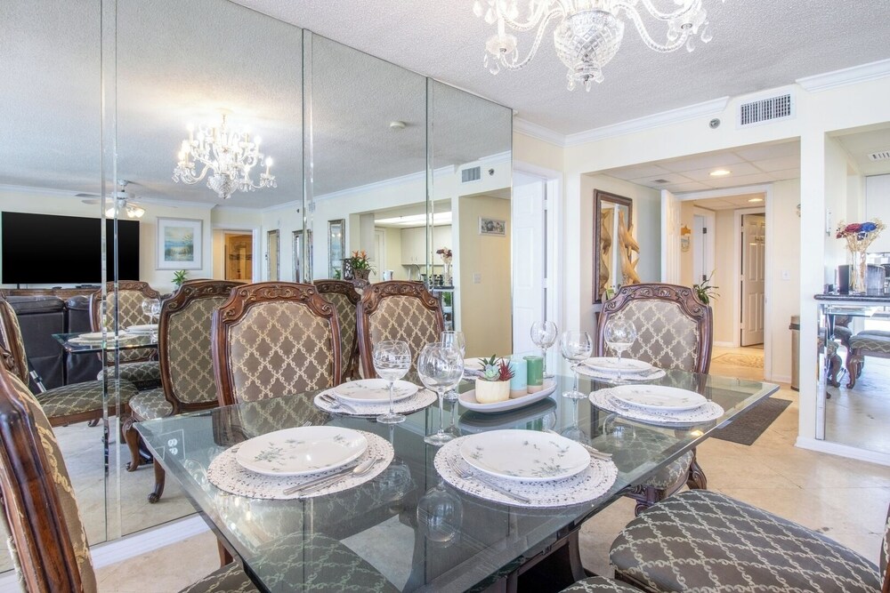 Stunning Gulf 2BR Pools, Spa, Balcony