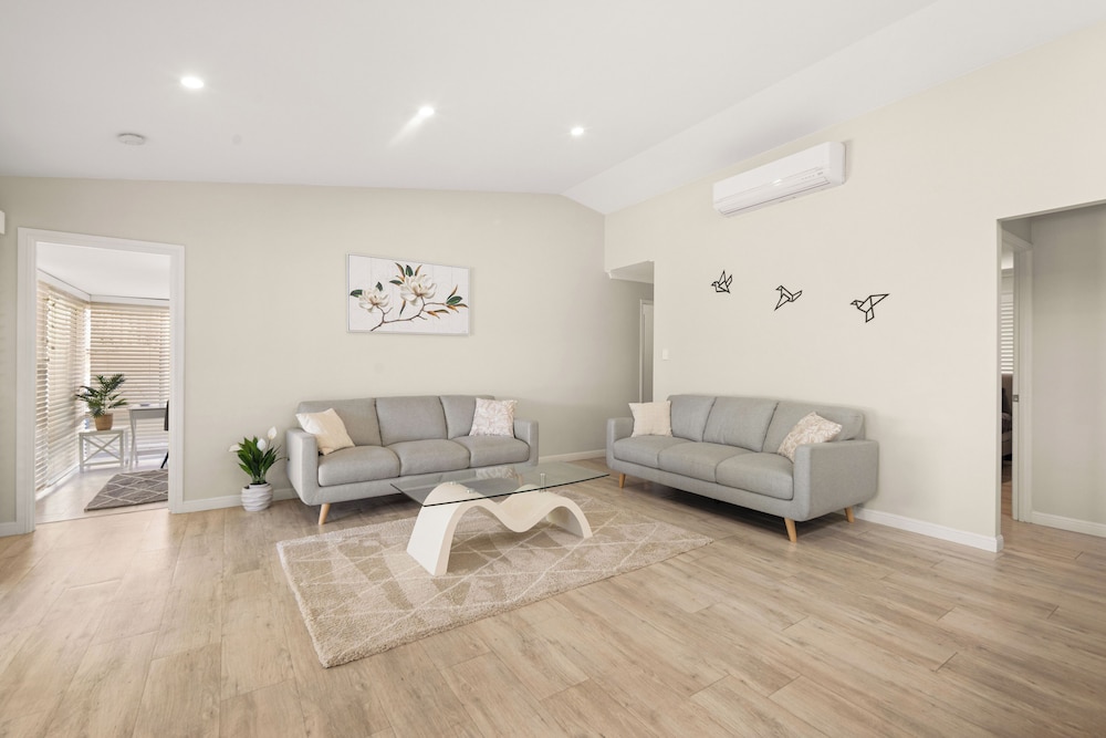Spacious Family Home Wifi and Salt Pool