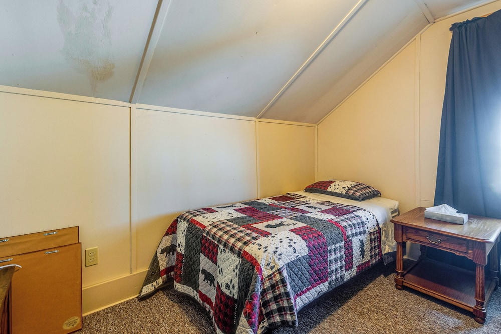 Lakefront Cabin w/ Shared Beach in Cecil!