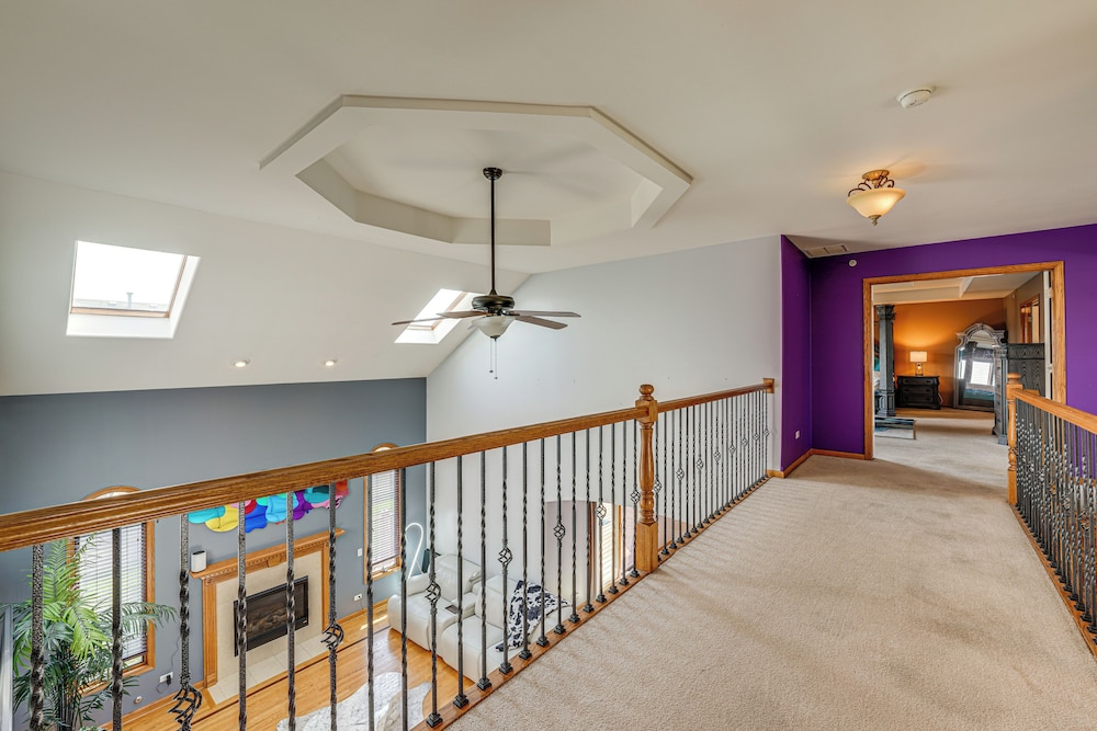 Game Room & Deck: Family Home in Chicago Area!
