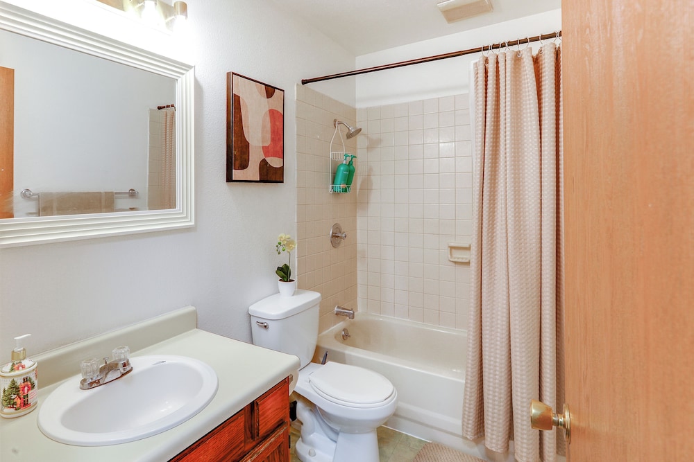 Near Dtwn & Pioneer Park: Fairbanks Home w/ Deck!
